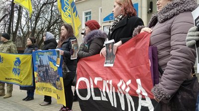 "Поверніть Героїв додому": У Хмельницькому вийшли на акцію в підтримку полонених "Поверніть Героїв додому": У Хмельницькому вийшли на акцію в підтримку полонених
