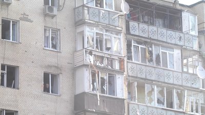 У багатоповерхівках на балконах та вікнах повипадало скло У багатоповерхівках на балконах та вікнах повипадало скло