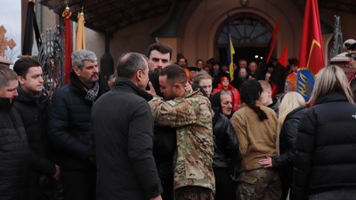У Бовшеві на Франківщині попрощалися з полеглим Героєм України Дмитром Коцюбайлом на позивний Да Вінчі У Бовшеві на Франківщині попрощалися з полеглим Героєм України Дмитром Коцюбайлом на позивний Да Вінчі