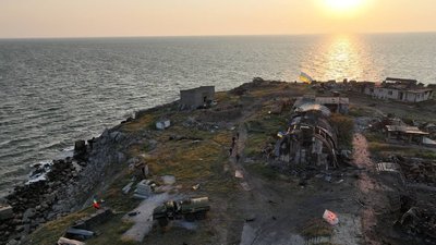 Ukrainanıñ cenübiy mudafaa quvetleri, ruslarnıñ ne içün Zmiyinıy adasını ücüm etkenini añlattılar