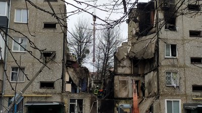Третій день пошуків у сумській п'ятиповерхівці: що відомо про дівчину, яку шукають під завалами та чим допомогти людям Третій день пошуків у сумській п'ятиповерхівці: що відомо про дівчину, яку шукають під завалами та чим допомогти людям