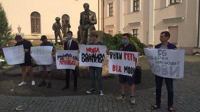 “Руки геть від мови”: у Вінниці влаштували акцію на захист української мови