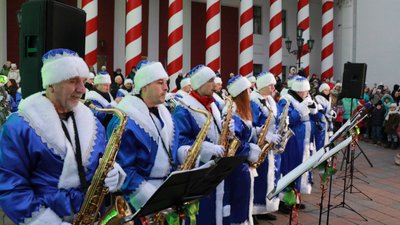 У центрі Одеси запалили головну новорічну ялинку міста У центрі Одеси запалили головну новорічну ялинку міста