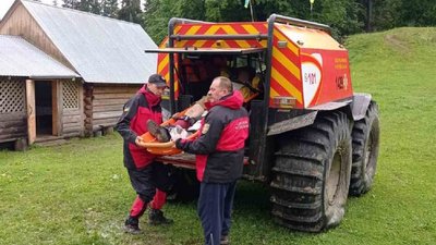 У Карпатах рятувальники допомогли туристу з Києва, який травмував ногу