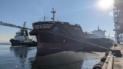 Судна місяць стоять у черзі: Росія гальмує роботу "зернового коридору"