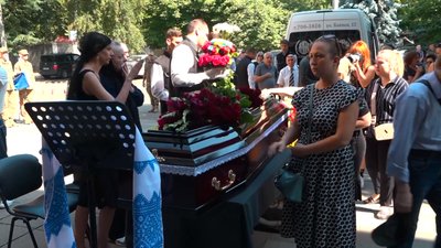 "Не знав, що буду хоронити героїв": в Одесі простилися із військовим, який звільняв Херсонщину "Не знав, що буду хоронити героїв": в Одесі простилися із військовим, який звільняв Херсонщину