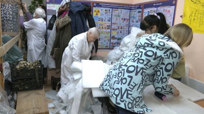 Черкасці шиють подушки, плетуть сітки і збирають продукти для захисників Черкасці шиють подушки, плетуть сітки і збирають продукти для захисників