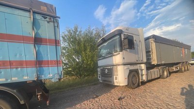 19-річного водія затиснуло між фурами: смертельна ДТП