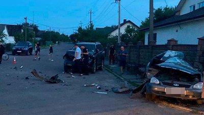 На Рівненщині зіткнулись легковик та позашляховик: один водій помер, другого розшукують На Рівненщині зіткнулись легковик та позашляховик: один водій помер, другого розшукують