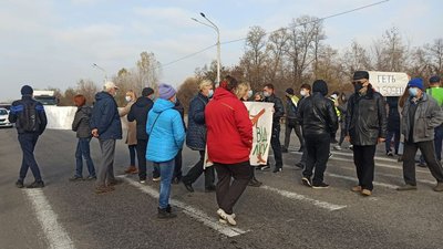 Біля пансіонату "Лісний" на Дніпропетровщині протестують проти забудови лісу Біля пансіонату "Лісний" на Дніпропетровщині протестують проти забудови лісу