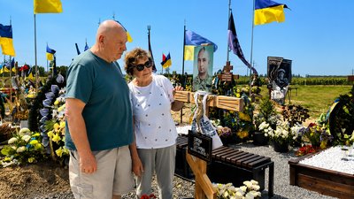 Сергій та Людмила Савчуки на могилі сина Дениса