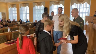 Вручення нагород родинам загиблих військових