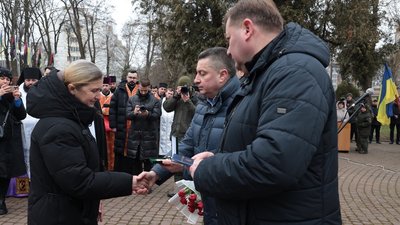 У Івано-Франківську вшанували пам'ять героїв Крут і бійців, загиблих у російсько-українській війні У Івано-Франківську вшанували пам'ять героїв Крут і бійців, загиблих у російсько-українській війні