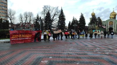"Друге Різдво в полоні": у Черкасах прикрасили ялинку та нагадали про полонених захисників "Друге Різдво в полоні": у Черкасах прикрасили ялинку та нагадали про полонених захисників