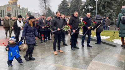 Квітами та молитвою: у Черкасах вшанували пам'ять полеглих "кіборгів" Квітами та молитвою: у Черкасах вшанували пам'ять полеглих "кіборгів"