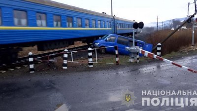 Аварія сталася зранку на залізничному переїзді на Хустщині