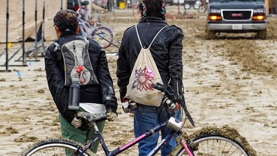 Понад 70 тис. людей заблоковані на артфестивалі Burning Man у США через зливу Понад 70 тис. людей заблоковані на артфестивалі Burning Man у США через зливу