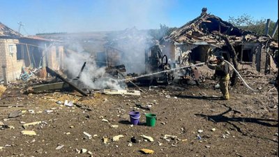 Рятувальник ліквідує наслідки удару по Куп'янському району