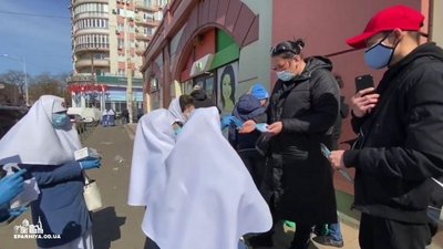 На Одеському “Привозі” монахіні роздавали дезінфікуючі розчини, маски й молитву при епідемії На Одеському “Привозі” монахіні роздавали дезінфікуючі розчини, маски й молитву при епідемії
