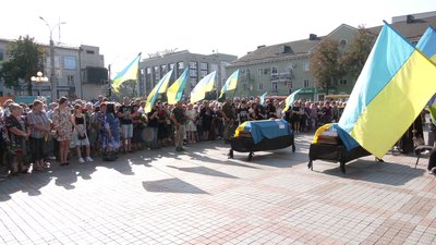 У Рівному попрощались із двома військовими: Олександром Ренкасом та Максимом Данічкіним У Рівному попрощались із двома військовими: Олександром Ренкасом та Максимом Данічкіним