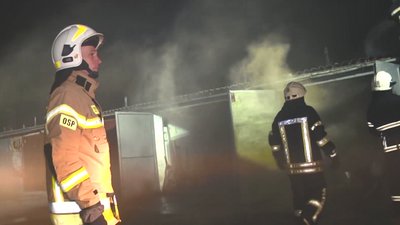 Врятували 7 гаражів: у Хмельницькому виникла пожежа у гаражному масиві