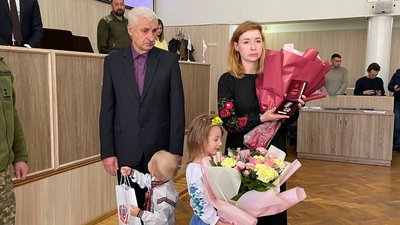 Орден за мужність посмертно: у Черкасах на сесії вручили нагороди родинам військових