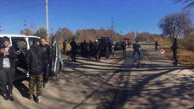 Сутички у Кремінній: травмований правоохоронець, Нацкорпус рушив у бік Золотого