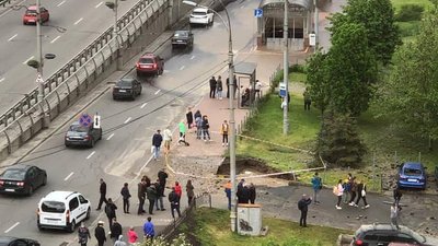 Прорвало трубу. У Києві затопило перехід станції метро "Деміївська" Прорвало трубу. У Києві затопило перехід станції метро "Деміївська"