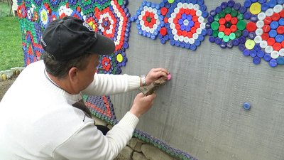 Прикарпатець оздобив будинок мозаїкою Прикарпатець оздобив будинок мозаїкою