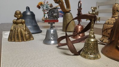 На Тернопільщині чоловік колекціонує дзвоники з різних країн