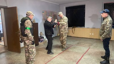 "Ми маємо захищати свої сім'ї": у Полтаві 500 людей вступили в добровольче формування "Доброволець" "Ми маємо захищати свої сім'ї": у Полтаві 500 людей вступили в добровольче формування "Доброволець"