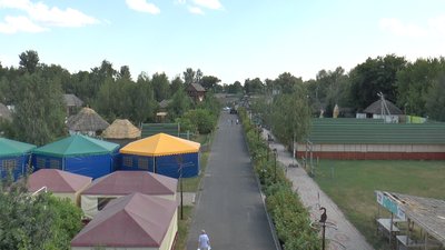 Ремонтують ятки та реставрують малюнки. На Полтавщині готуються до Сорочинського ярмарку Ремонтують ятки та реставрують малюнки. На Полтавщині готуються до Сорочинського ярмарку