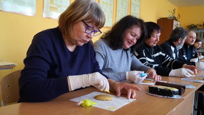 На Львівщині переселенці розмальовують великодні пряники для бійців – фоторепортаж