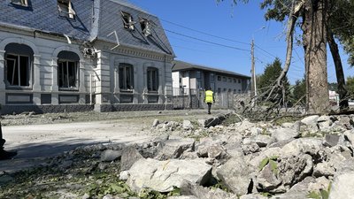 «Уламків дуже багато»: які наслідки обстрілу Кременчука армією РФ «Уламків дуже багато»: які наслідки обстрілу Кременчука армією РФ