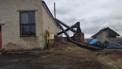 В селі на Волині вітер звалив димар шкільної котельні В селі на Волині вітер звалив димар шкільної котельні