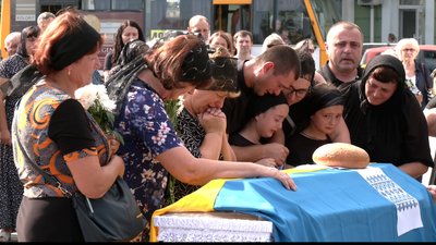 У Рівному попрощались із 30-річним військовим Олександром Балашовим У Рівному попрощались із 30-річним військовим Олександром Балашовим