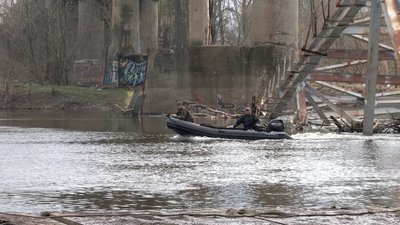 Пошуки авіабомби на дні Десни у районі автомобільного мосту у Чернігові тривають