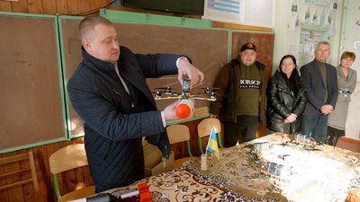 “Раді, що зробили внесок у перемогу”: на Вінниччині школярі за наколядовані гроші придбали на фронт дрони “Раді, що зробили внесок у перемогу”: на Вінниччині школярі за наколядовані гроші придбали на фронт дрони