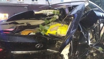 У Чернігові 23-річний водій Інфініті влетів у дерево У Чернігові 23-річний водій Інфініті влетів у дерево