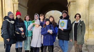 Олена Бджола разом з екскурсантами в Херсоні