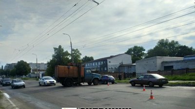 У Чернігові зіштовхнулися сміттєвоз і мотоцикл У Чернігові зіштовхнулися сміттєвоз і мотоцикл