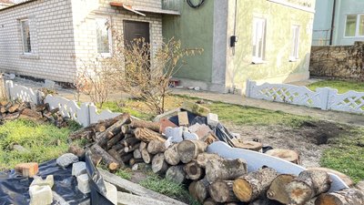 Жителі деокупованої Антонівки третій місяць живуть без електрики, газу та води Жителі деокупованої Антонівки третій місяць живуть без електрики, газу та води