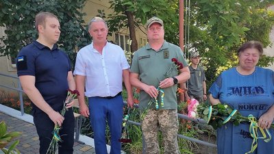 Меморіальну дошку загиблому військовому відкрили в Одеській області Меморіальну дошку загиблому військовому відкрили в Одеській області