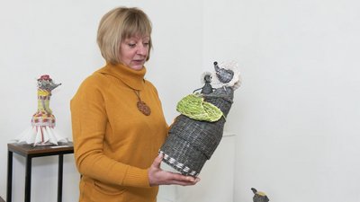 Плете з паперової лози. Черкащанка Тетяна Білан Плете з паперової лози. Черкащанка Тетяна Білан