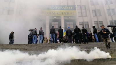 У Тернополі біля будівлі ОДА протестують — правий сектор вимагає відставки Авакова У Тернополі біля будівлі ОДА протестують — правий сектор вимагає відставки Авакова