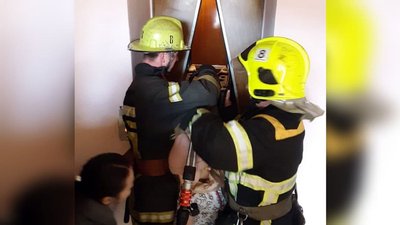 На Закарпатті рятувальники визволили дівчинку, яка застрягла в ліфті