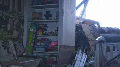 Холодильник над прірвою й уламки меблів. Внаслідок ракетного удару в одеському ЖК пошкоджено вісім квартир Холодильник над прірвою й уламки меблів. Внаслідок ракетного удару в одеському ЖК пошкоджено вісім квартир