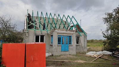 Ветерани та волонтери допомагають лагодити згорілу хату АТОвцю з Волині