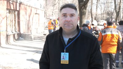 У Запоріжжі, куди влучила російська ракета продовжують розбирати завали У Запоріжжі, куди влучила російська ракета продовжують розбирати завали
