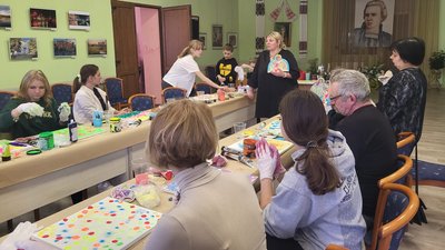 В Ковелі рідні загиблих бійців малювали картини на аукціон в США В Ковелі рідні загиблих бійців малювали картини на аукціон в США